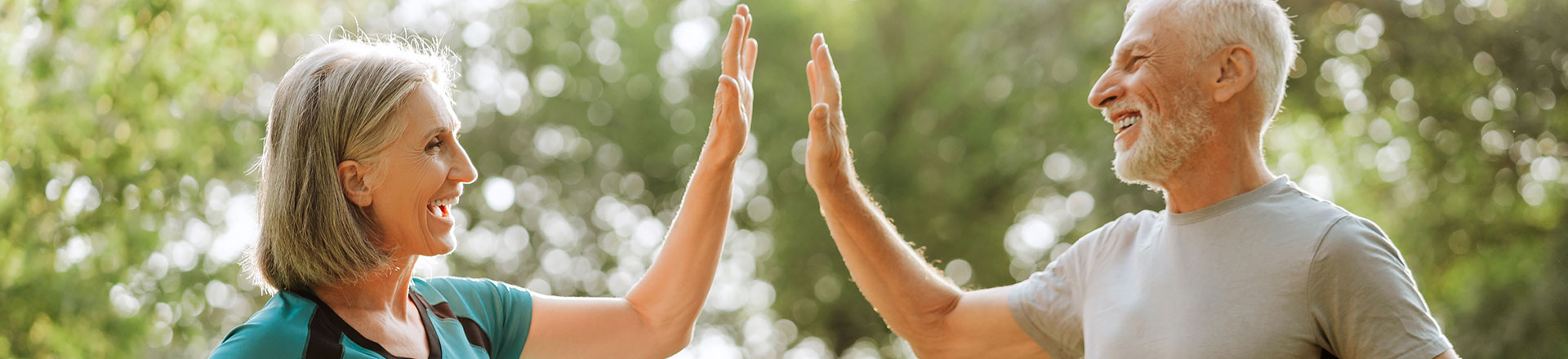 Deux seniors amis se tapent dans la main