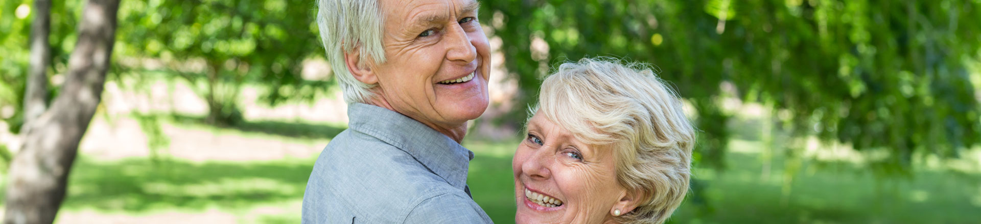 Un couple de seniors dehors