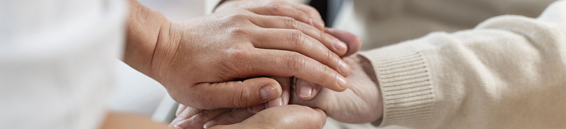 Gros plan sur deux personnes qui se tiennent la main