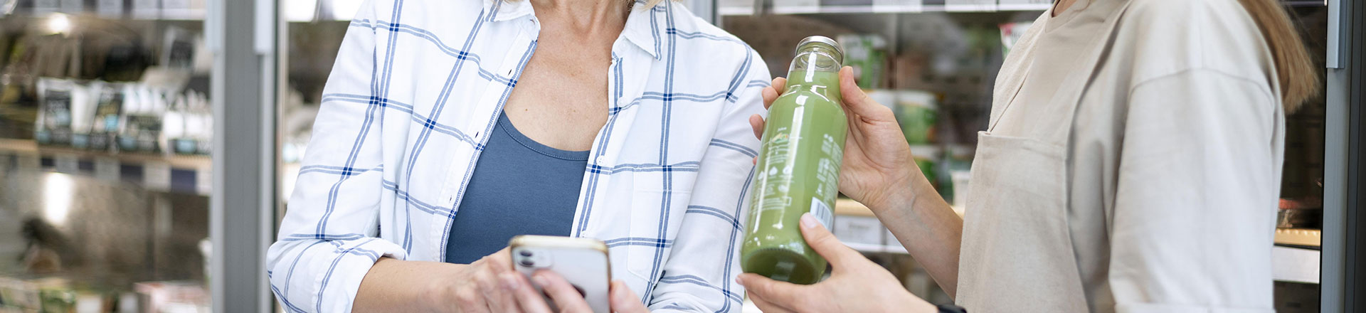 Deux personnes au supermarché regarde l'étiquette d'une bouteille