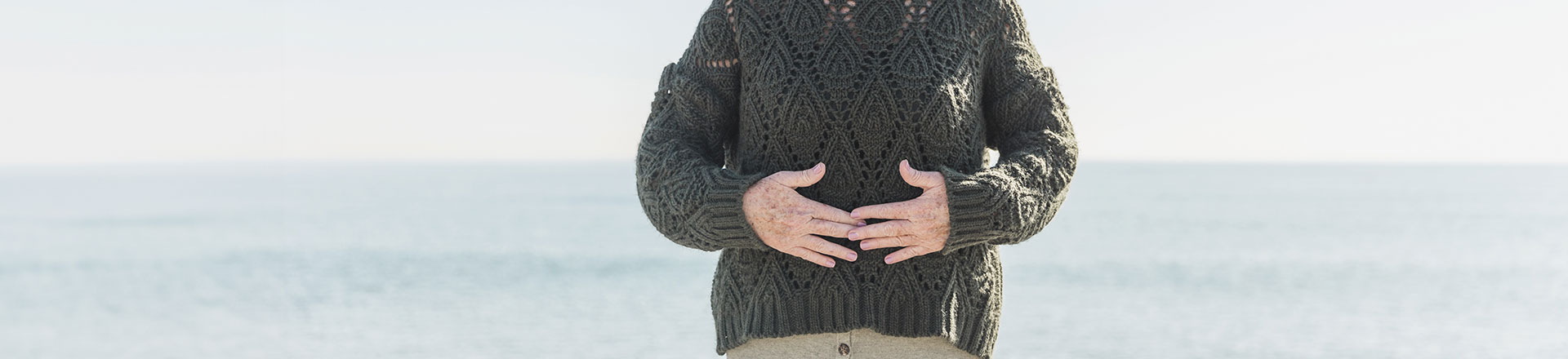 Une femme prend soin de sa santé intestinale