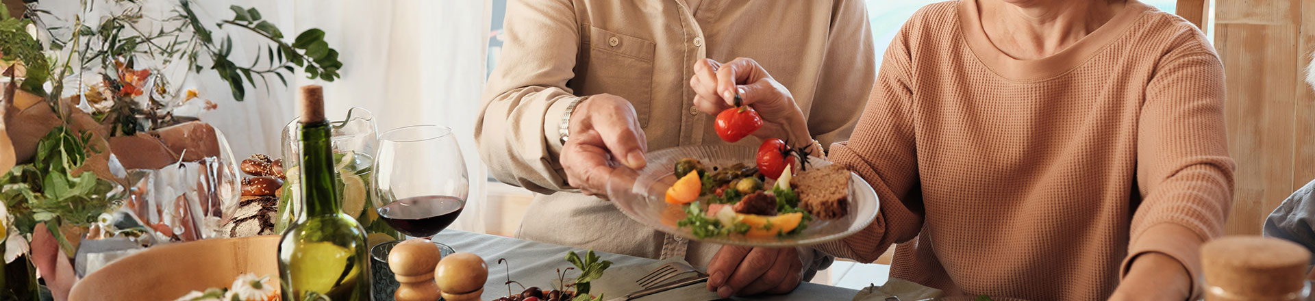 Un couple sert une assiette lors d'un repas