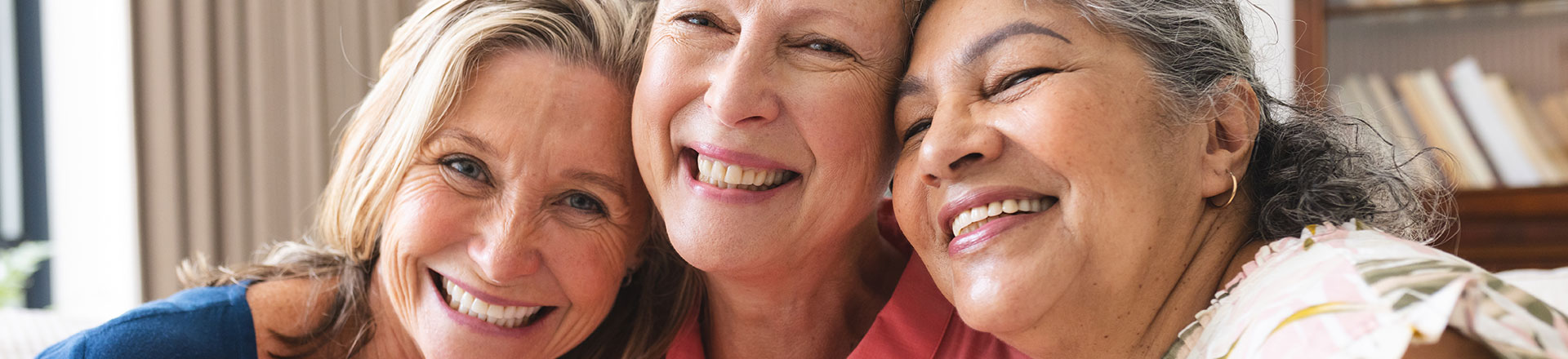 Trois femmes avec le sourire