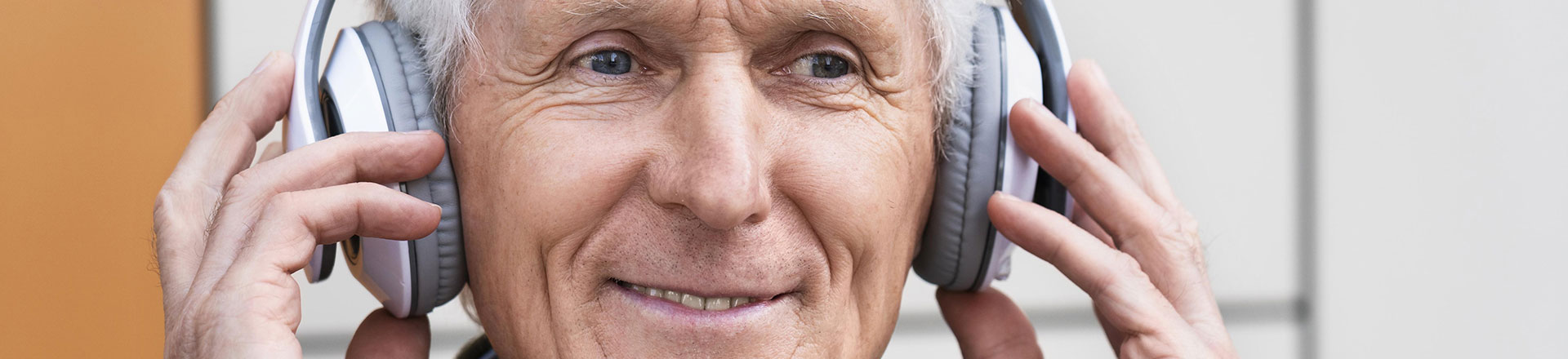 Un homme porte un casque pour tester son audition