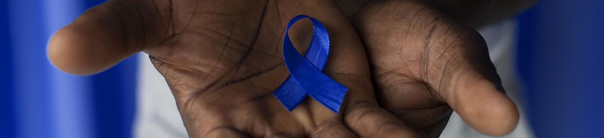 un homme tient un ruban bleu