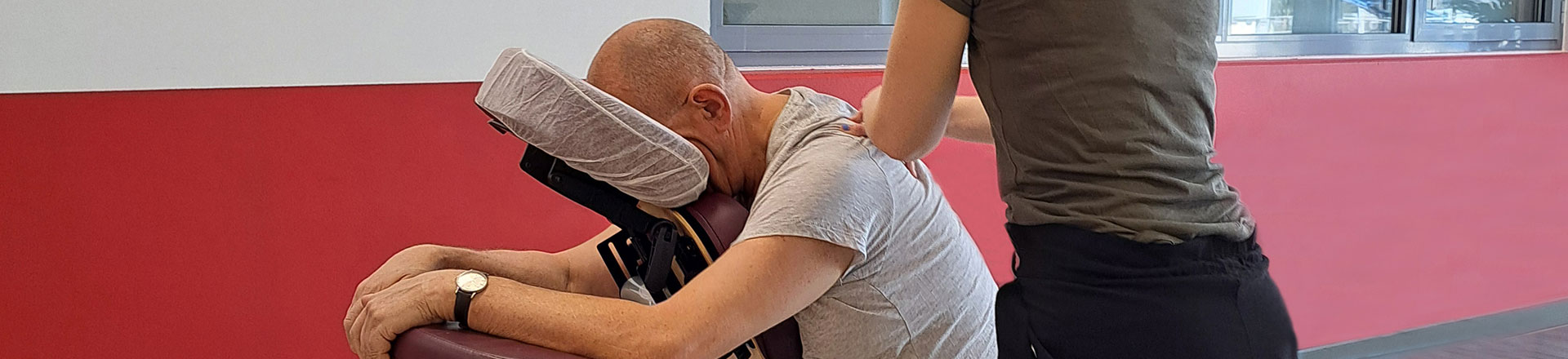 un homme en séance de massage assis