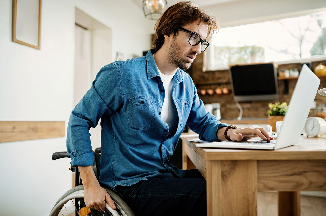 homme travaillant en fauteuil roulant