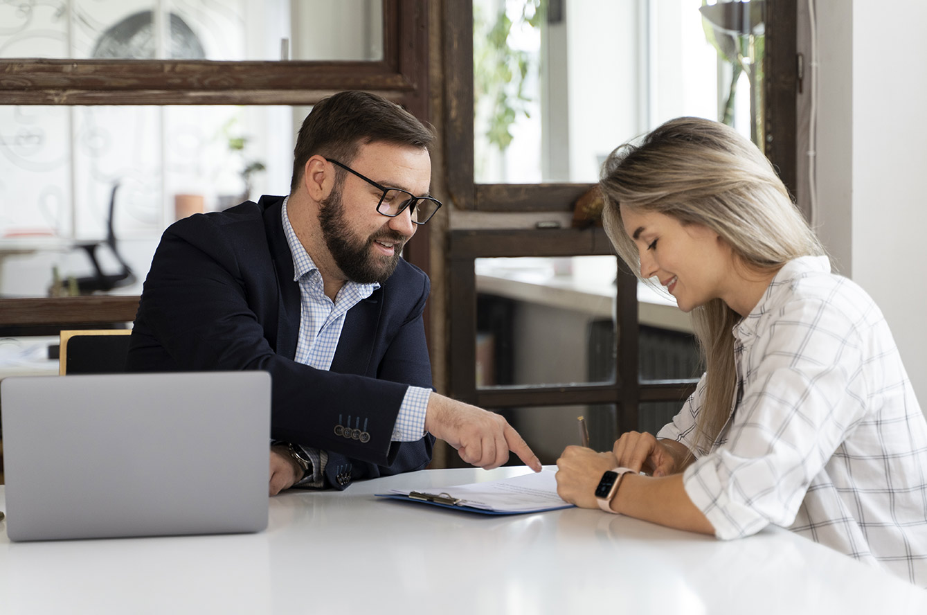 homme et femme en entreprise