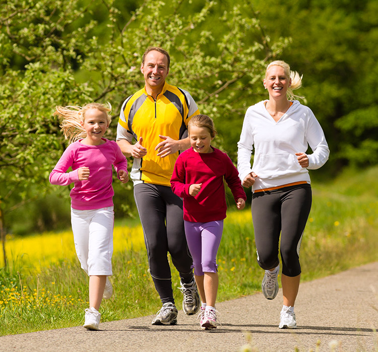 famille qui fait du sport dans un parc