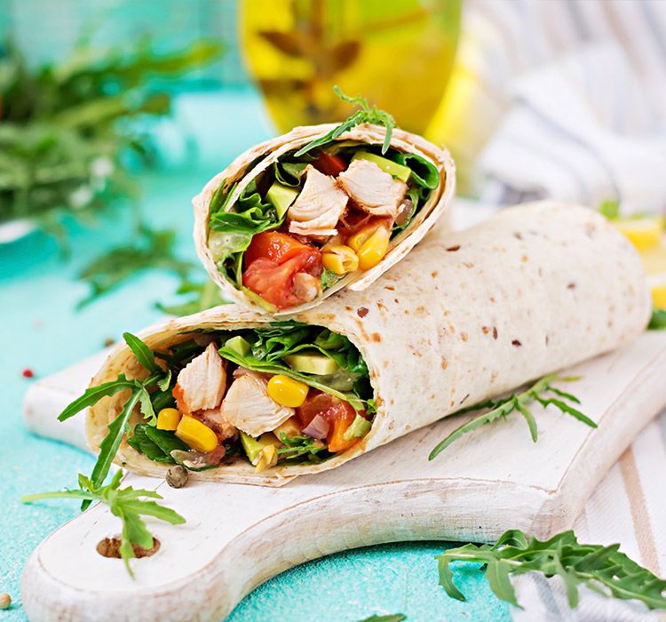 Deux wraps sur une planche en bois