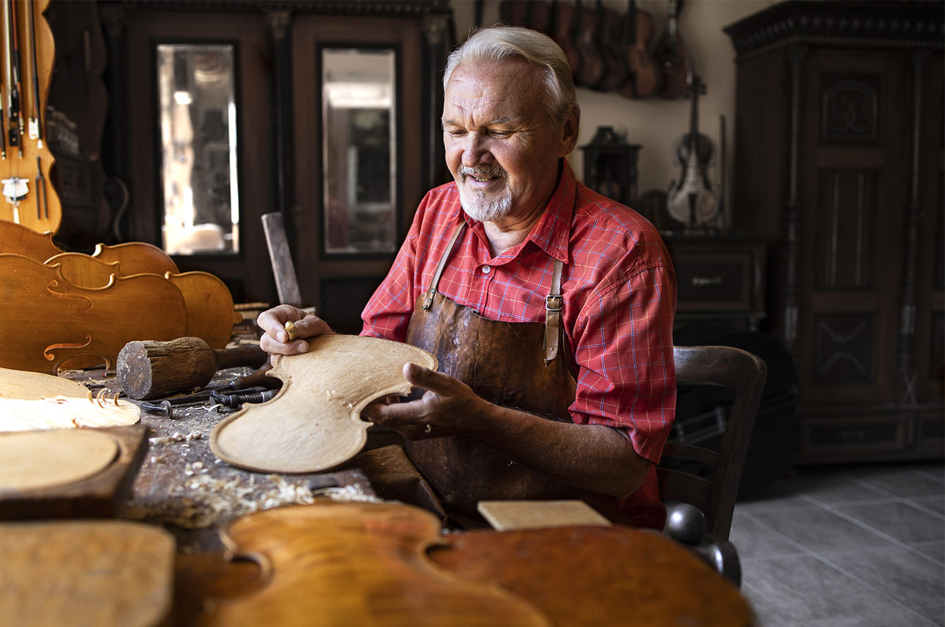 artisan homme fabrique violon