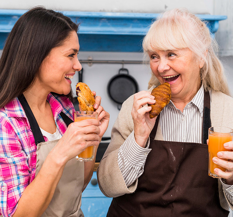 Deux femmes prennent un goûter