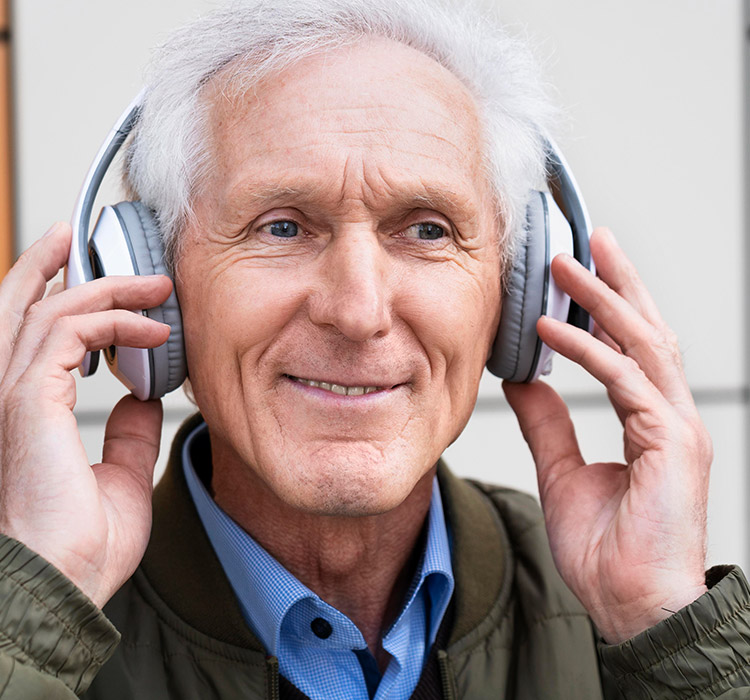 un homme avec un casque