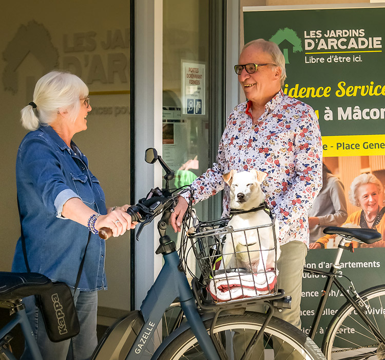 Deux seniors discutent