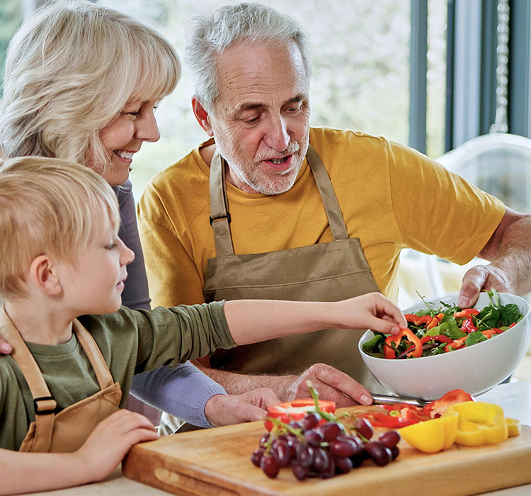 Grands-parents et petit-fils qui cuisinent