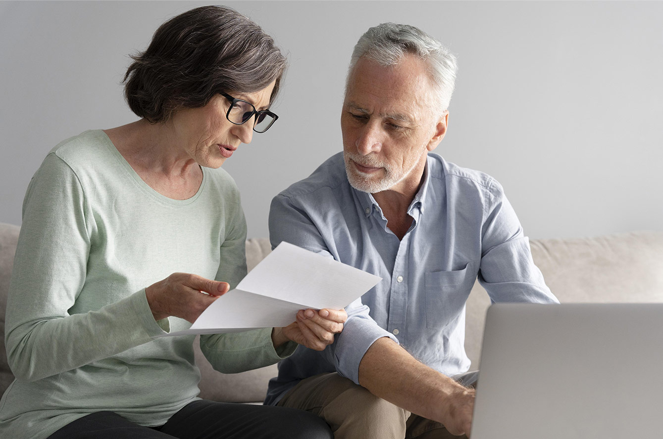 seniors regardent contrat de mutuelle