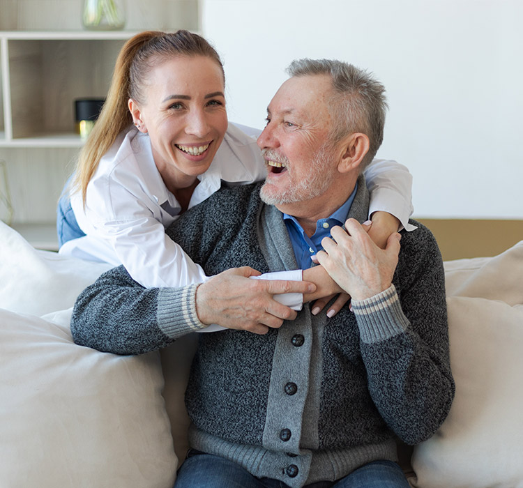 Une fille et son père qui s'enlacent