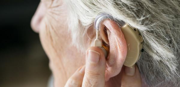 Presbyacousie : symptômes de la perte auditive liée à l’âge