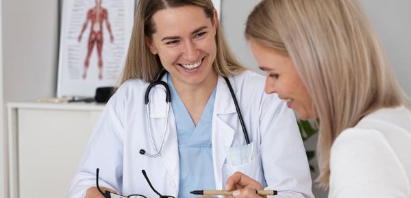 radiance-mutuelle-medecin-souriante