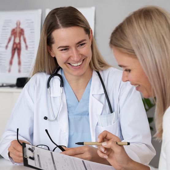 radiance-mutuelle-medecin-souriante
