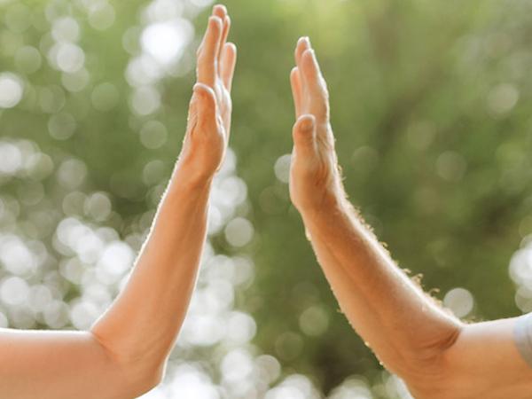 Deux seniors amis se tapent dans la main