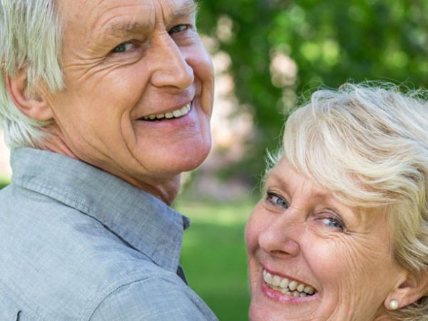 Un couple de seniors dehors