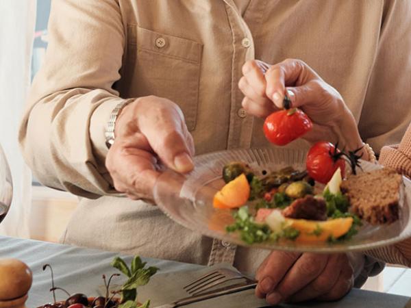 Un couple sert une assiette lors d'un repas