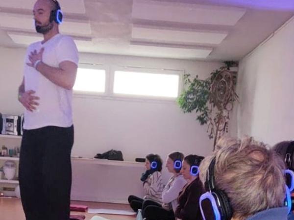 des personnes sont en atelier respiration avec des casques