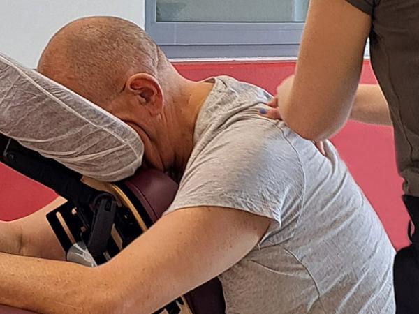 un homme en séance de massage assis