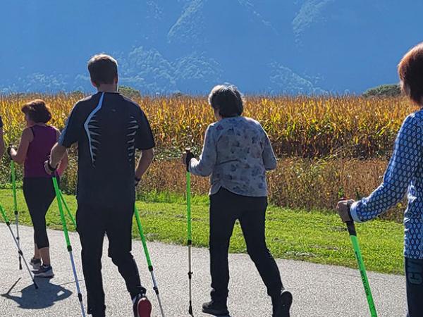 Une groupe de personne en activité Bungy Pump