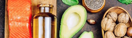 Table avec des produits alimentaires anti-inflammatoires