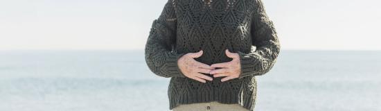 Une femme prend soin de sa santé intestinale