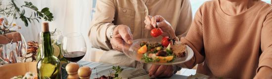 Un couple sert une assiette lors d'un repas