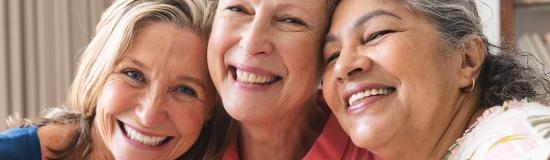 Trois femmes avec le sourire
