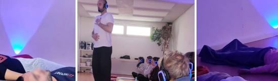 des personnes sont en atelier respiration avec des casques