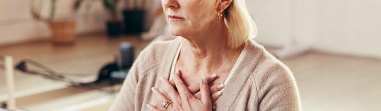 une femme se détend avec les mains sur le torse