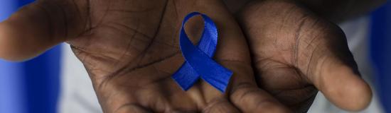 un homme tient un ruban bleu