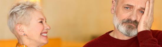 Une femme a le sourire et un homme est triste