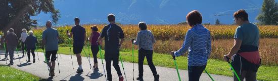 Une groupe de personne en activité Bungy Pump