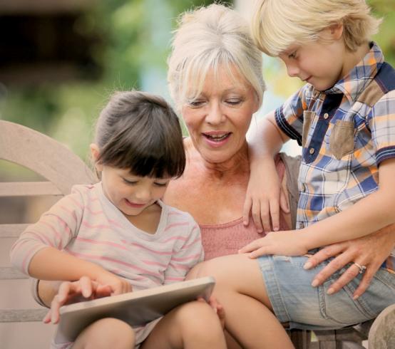 grand-mère et ses 2 petits enfants regardent tablette